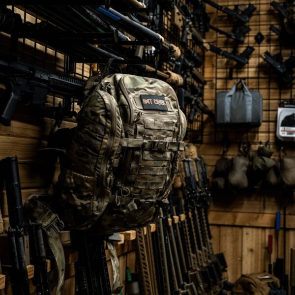 Taktický batoh Batoh Mission Assault Eberlestock® ve skladišti zbraní. Zdroj: eberlestock.com, Rigad
