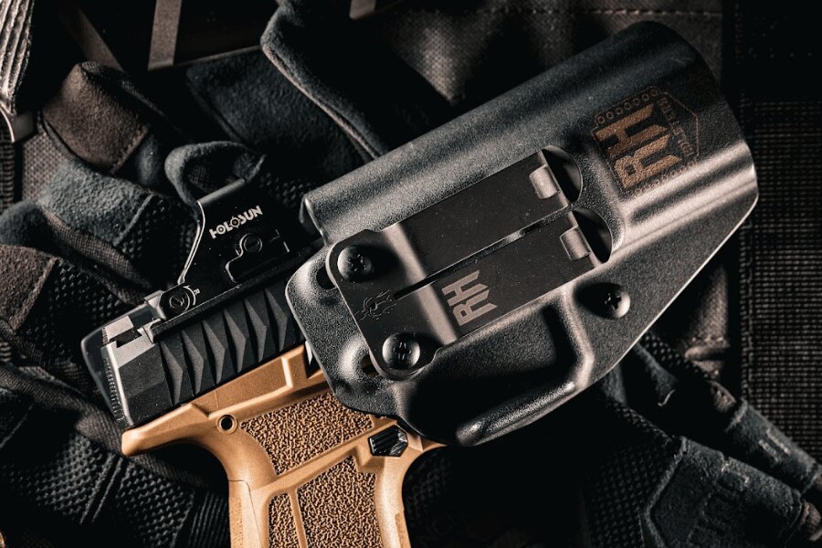 Pistole Arex v pouzdru RH Holsters. Zdroj: Rigad