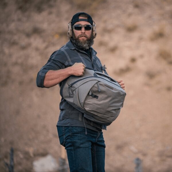 Muž s EDC crossbody batohem pro skryté nošení Sling Helikon-Tex®. Foto: Helikon-Tex