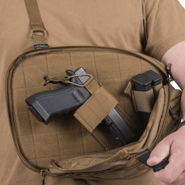 Velcro insert pro zbraň a zásobníky uvnitř EDC Sling Helikon-Tex®. Foto: Helikon-Tex