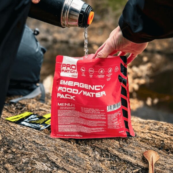 Příprava nouzového jídla v terénu. Trvanlivý Emergency Food/Water Pack s možností zalití horkou vodou přímo v obalu. Foto: Rigad