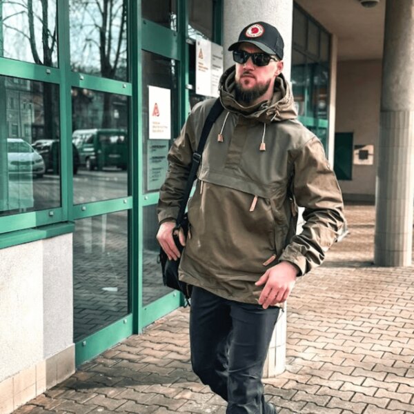Připravený muž s batohem před veřejnou budovou – osobní krizová připravenost na 72 hodin. Foto: Rigad