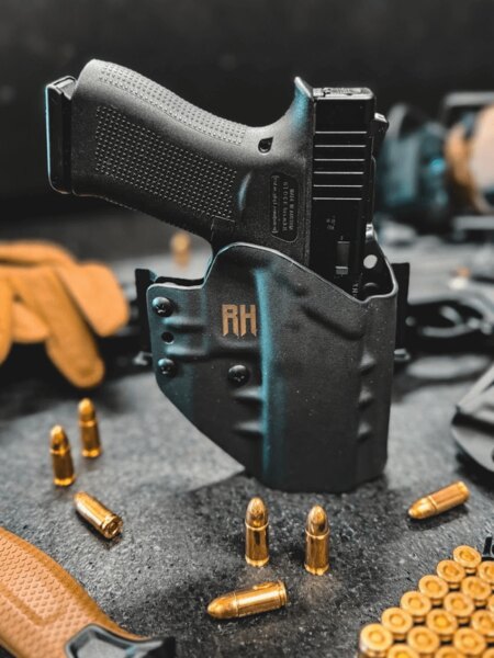 Pistole Glock v kydexovém pouzdře RH Holsters s náboji ráže 9 mm. Foto: Rigad
