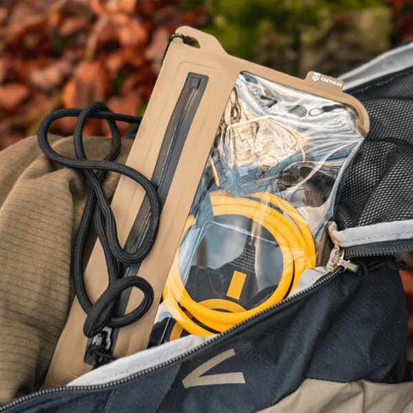Voděodolný obal Splash Pouch 2.0 Tactical® v otevřeném batohu; průhledné okno s uloženým telefonem a kabelem, šňůrka pro zavěšení – odolný obal pro outdoor. Foto: Rigad