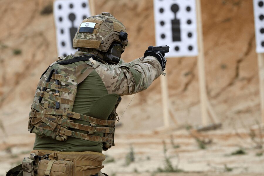Operátor jednotky GROM při střeleckém výcviku na bojové dráze. Zdroj: https://commons.wikimedia.org/wiki/File:Polish_SOF,_Lisbon,_NATO_Trident_Juncture_15_(22803382745).jpg