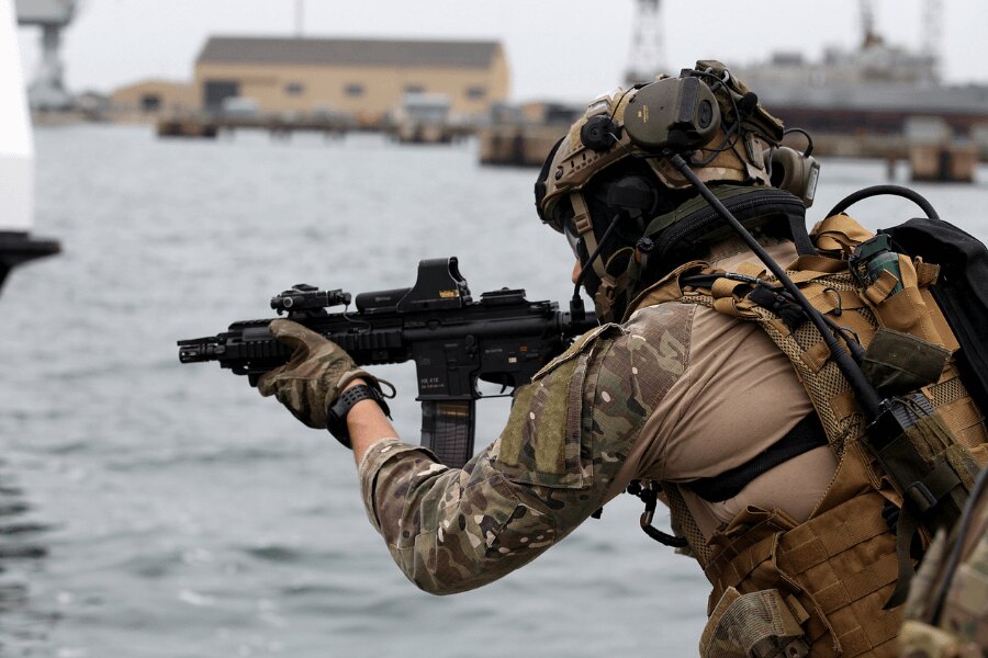 Operátor GROM zaměřuje cíl při námořním cvičení. Zdroj: https://commons.wikimedia.org/wiki/File:Polish_SOF,_Lisbon,_NATO_Trident_Juncture_15_(22182255143).jpg