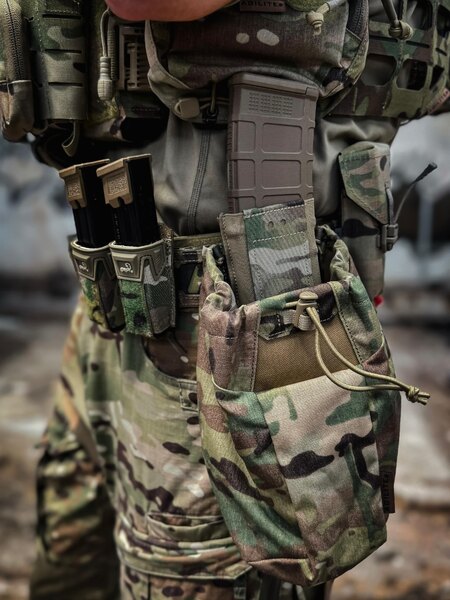 Sumka / odhazovák Mag-Release Dump Pouch™ Agilite® v barvě Multicam, připevněná na taktické vestě. Foto: Rigad