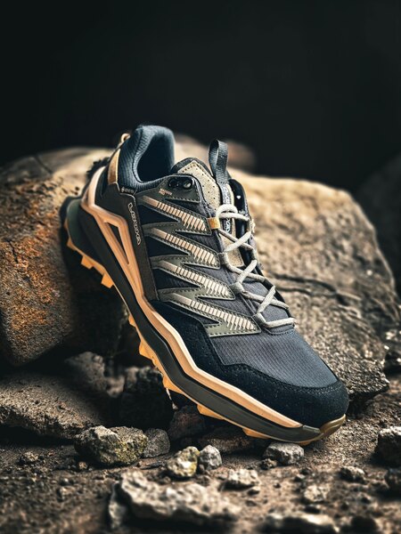 Treková obuv LOWA® Maddox Pro GTX LO v moderním designu, s membránou Gore-Tex® a prodyšným svrškem pro letní použití. Foto: Rigad