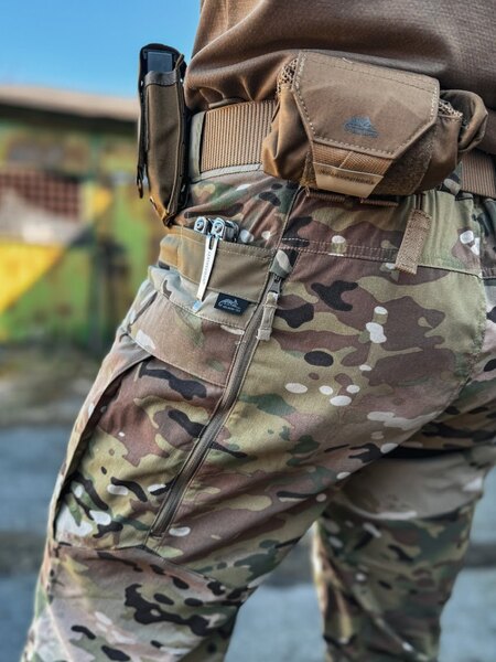Maskáčové kalhoty Helikon-Tex s doplňky na opasku. Foto: Rigad