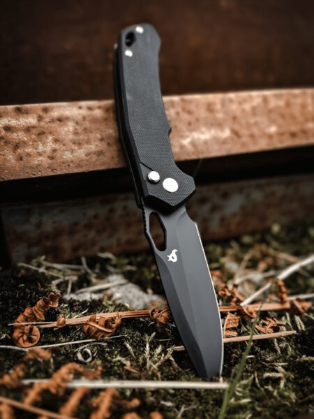 Zavírací nůž Black Fox® s černou čepelí a G10 střenkou v terénním prostředí. Foto: Rigad
