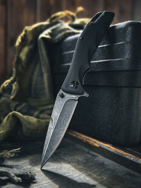 Zavírací nůž Fox Edge® s čepelí ve stonewashed úpravě opřený o černý kufr. Foto: Rigad