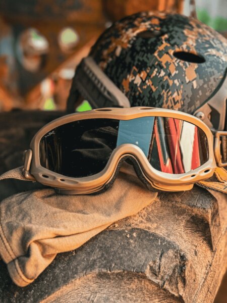 Taktické ochranné brýle typu goggles položené na výstroji, v pozadí přilba; příklad nasazení v náročném terénu. Foto: Rigad