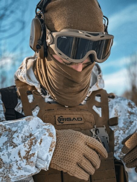 Operátor v zimní výstroji s ochranou sluchu a taktickými goggles; ukázka kompatibility brýlí s headsetem a přilbou. Foto: Rigad