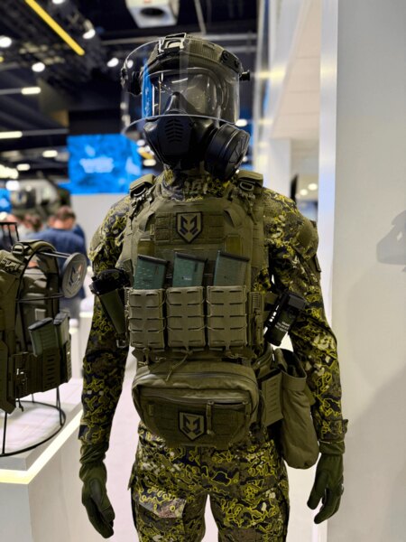 Taktická figurína s balistickou vestou, nosičem zásobníků a ochrannou maskou – expozice MSPO Kielce 2025. Foto: Rigad