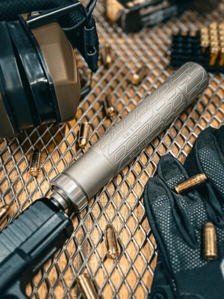 Tlumič na pistoli 9 mm – praktický doplněk pro sportovní střelbu a ochranu sluchu. Foto: Rigad
