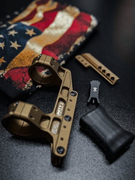 Unity Tactical – modulární montáž pro optiku v barvě FDE s příslušenstvím; detail rozhraní pro boční doplňky a nízký přední úchop (hand stop). Foto: Rigad