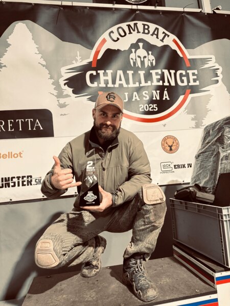Martin Firych na Combat Challenge Jasná 2025 s trofejí za 2. místo před oficiálním bannerem. Foto: Rigad