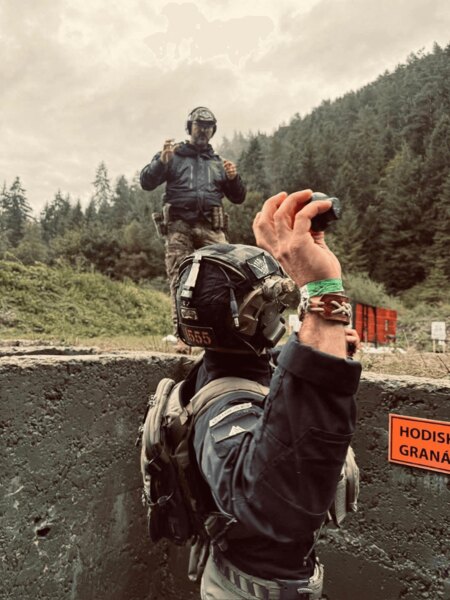 Střelec hází cvičný granát v zákopové stage na Strelnici Jasná, rozhodčí dohlíží na provedení. Foto: Rigad