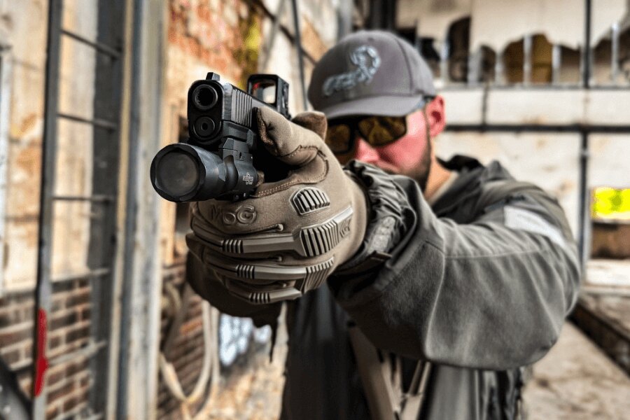 Střelecké rukavice MoG při manipulaci s pistolí na střelnici. Foto: Rigad