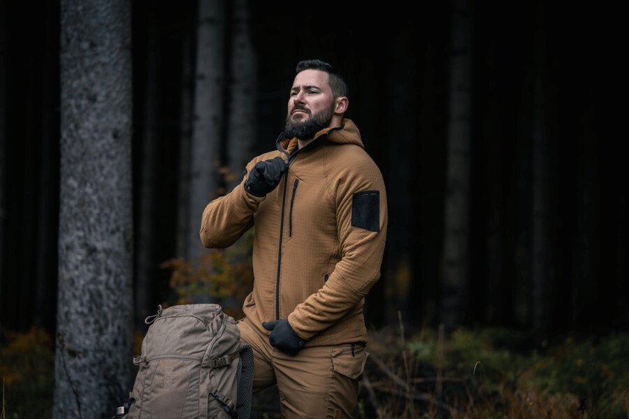 Detail zapínání dvoucestného zipu YKK® na mikině Helikon-Tex Patriot Pro s vysokým límcem a přiléhavou kapucí. Foto: Rigad