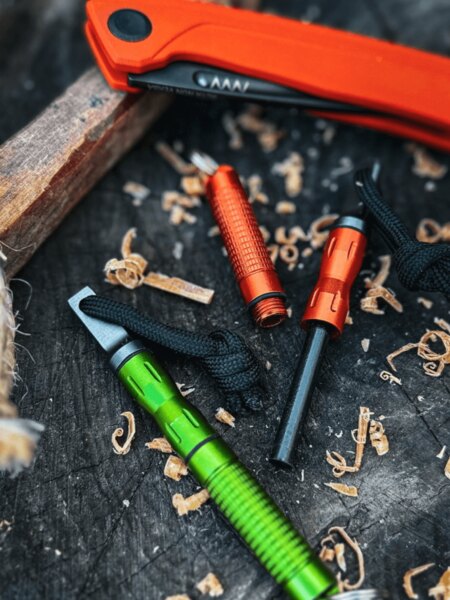 Křesadlo a vybavení pro rozdělávání ohně v přírodě – trénink bushcraft dovedností bez zapalovače. Foto: Rigad