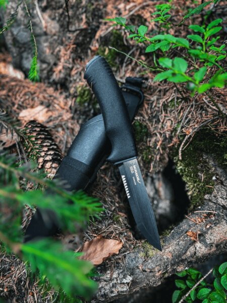 Outdoorový nůž zapíchnutý v kmeni stromu – základní nástroj pro práci v přírodě a bushcraft dovednosti. Foto: Rigad