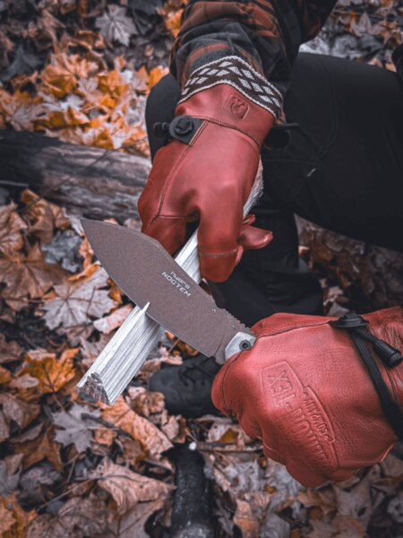 Trénink práce s nožem v přírodě – procvičování základních outdoorových dovedností podle systému Skill Ladder. Foto: Rigad