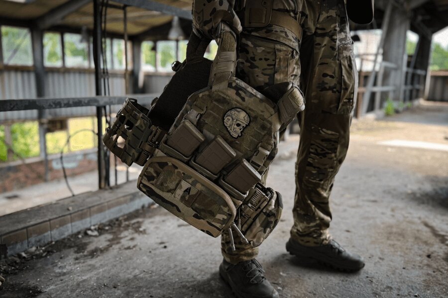 Operátor v multicam uniformě nese nosič plátů Agilite® K-ZERO™ SF za ramenní popruhy. Foto: Rigad