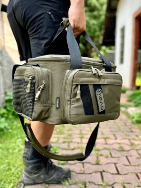 Střelecká taška Specialist Range Savior® nesená v ruce při přesunu na střelnici. Foto: Rigad