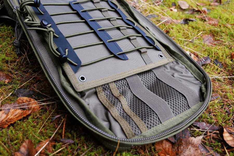 Vnitřní organizace zdravotnického batohu Tasmanian Tiger s elastickými úchyty a síťovanými kapsami. Foto: Rigad