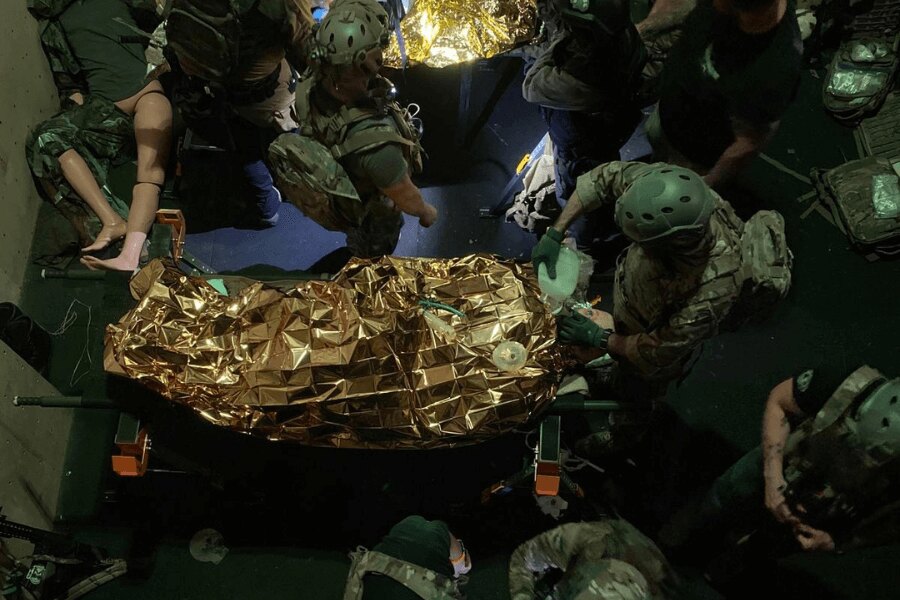 Výcvik taktické první pomoci – tým nacvičuje ošetření a transport zraněného zabaleného v termofólii během simulace zásahu. Foto: Elite Training Center Lhenice