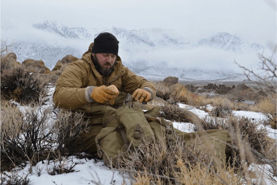 Příprava na noc na sněhu za světla – organizace výbavy a volba místa v zimním terénu. Foto: Helikon-Tex, Rigad