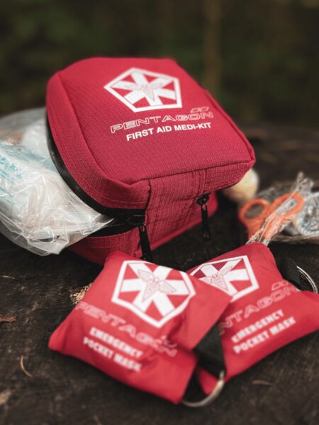 Kompaktní terénní lékárnička Pentagon First Aid Medi-Kit připravená k použití v terénu. Foto: Rigad