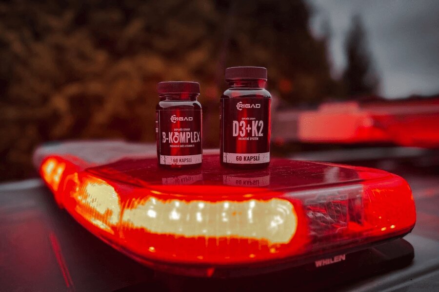 Doplňky stravy Rigad v prostředí aktivní služby – vitamíny a minerály jako součást každodenního režimu. Foto: Rigad