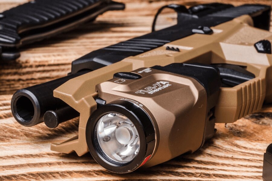 Kompaktní pistole s podvěsnou svítilnou Streamlight TLR-7 na montážní liště, detail světelné hlavy – Foto: Rigad