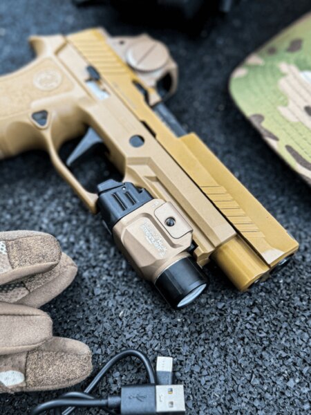 Pistole s FDE rámem a svítilnou TLR-7 HL-X USB Streamlight® namontovanou na railu – zbraňová svítilna pro obranné použití ve zhoršených světelných podmínkách. Foto: Rigad