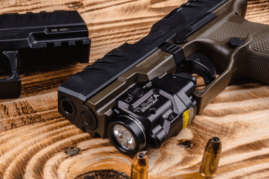 Pistole s černým závěrem a svítilnou TLR-8 A Streamlight® s integrovaným laserem – kombinace světla a zaměřovače pro práci ve tmě. Foto: Rigad