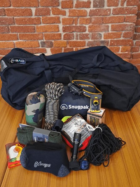 Outdoorové vybavení na expedici – taška Rigad, spacák Snugpak, čelovka, lano a další výbava do divočiny