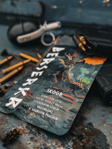 Balení sušeného masa Berserkr SKOGR – Lesní Směs Koření s brusinkami, vínem a houbovým práškem, focené vedle střeliva a výstroje. Foto: Rigad