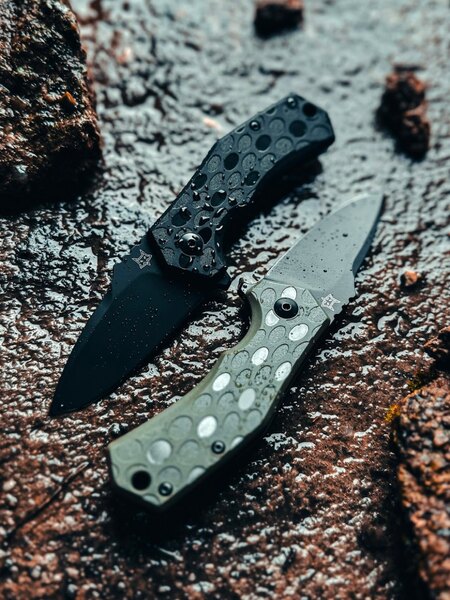 Fox Knives Italico nůž s čepelí v povrchové úpravě Black Top Shield. Foto: Rigad