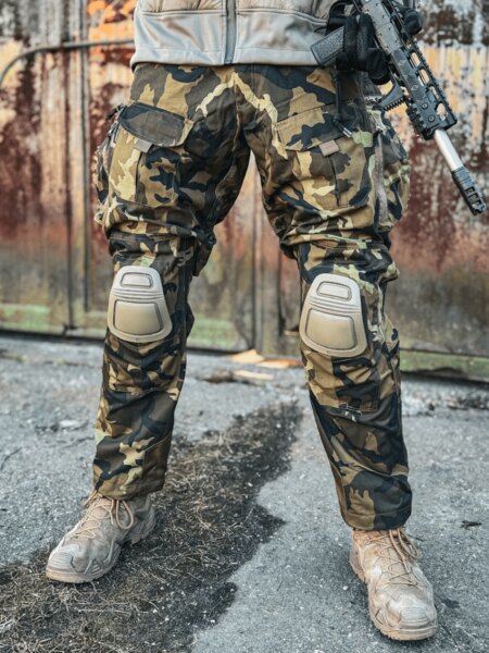 taktické kalhoty Red Dot One Alpha II ve vzoru vz 95 woodland s kolenními chrániči – Foto: Rigad