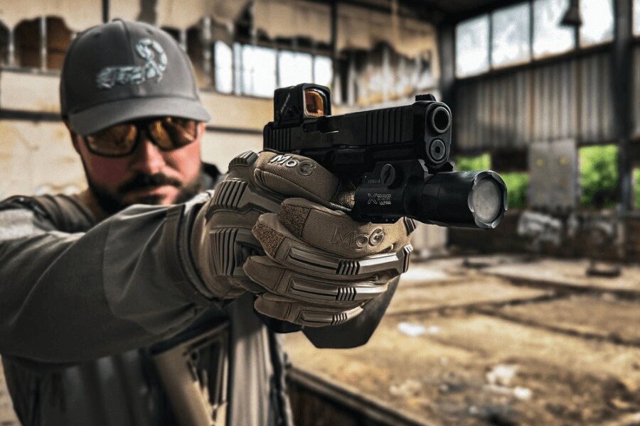 Střelec s pistolí Glock 45 Gen6 s úpravou závěru A-CUT a kolimátorem Aimpoint COA. Foto: Rigad