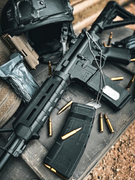 Samonabíjecí puška AR-15 s zásobníkem a střelivem .223 Remington na střeleckém stole, Foto: Rigad