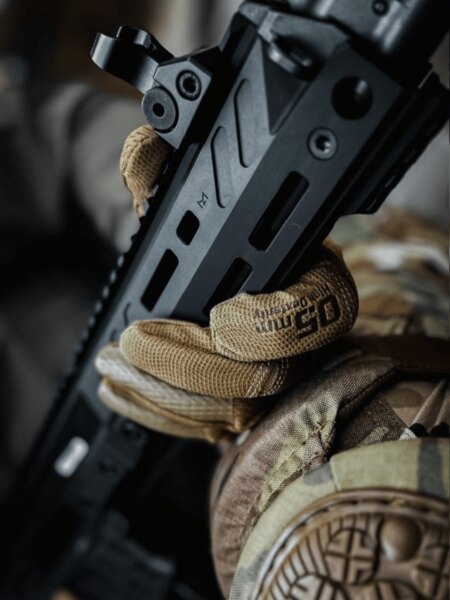 Detail úchopu předpažbí pušky AR-15 s moderním rail systémem, Foto: Rigad
