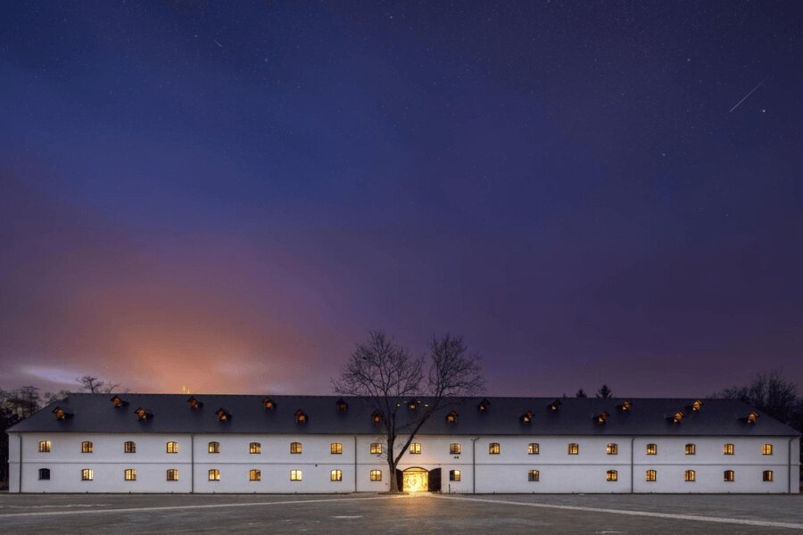 Pevnost poznání Olomouc, bývalý pevnostní objekt přestavěný na interaktivní expozici, večerní pohled. Foto: https://commons.wikimedia.org/wiki/File:Pevnost_poznání.jpg