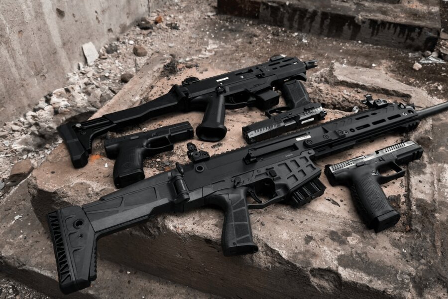 Výběr moderních střelných zbraní České zbrojovky vystavených na betonovém podkladu. Foto: Rigad