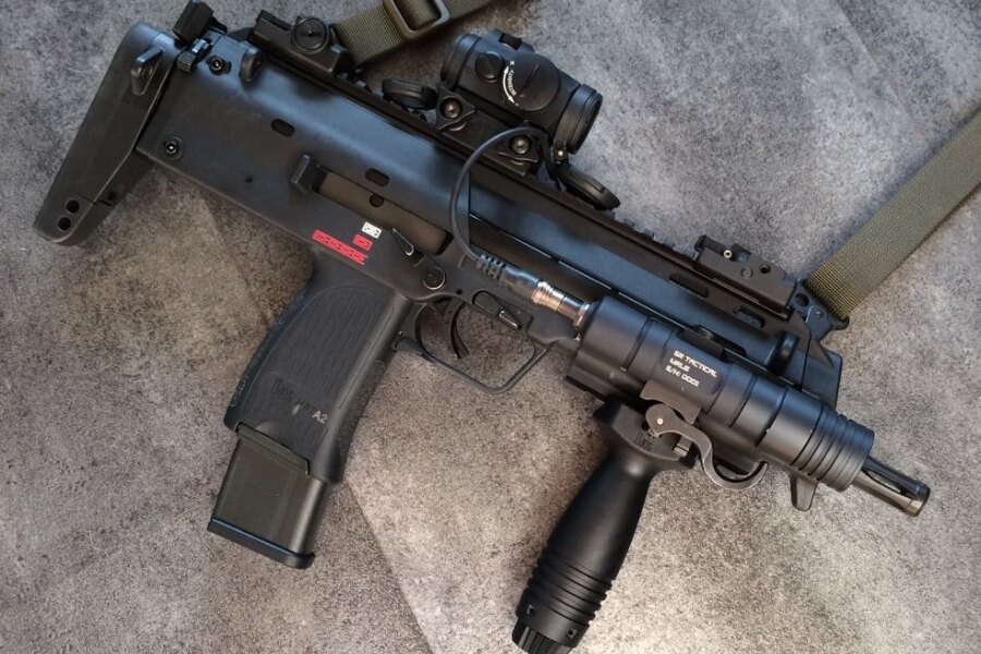 Heckler &amp; Koch MP7A2 s kolimátorem Aimpoint Micro T-2, svítilnou a vertikální rukojetí