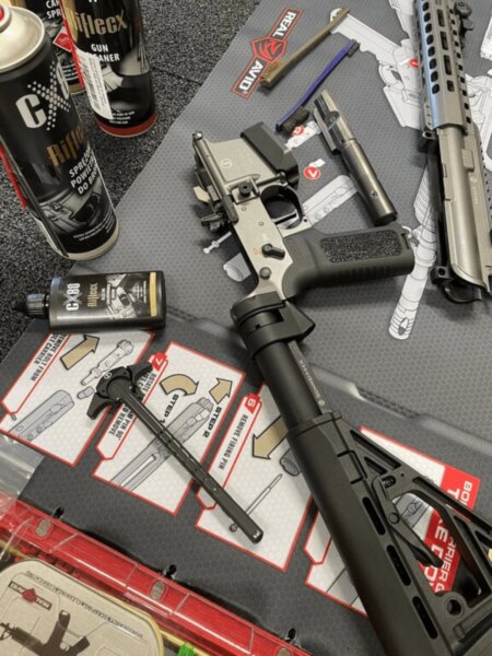 Rozborka PCC karabiny Schmeisser AR15-9 při čištění a údržbě