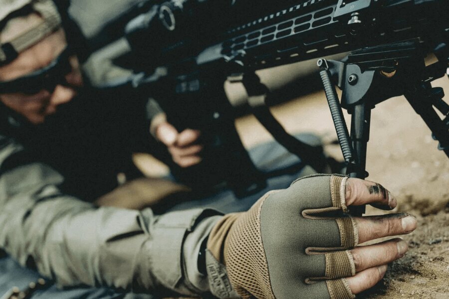 Detail stabilizace pušky při střelbě vleže s použitím bipodu