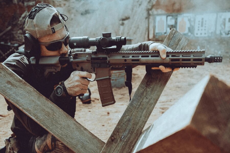 Střelec s puškou při IPSC tréninku na střelnici